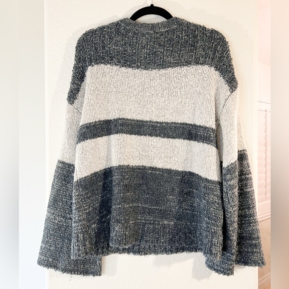 FATE by LFD Gray & White Bell Bottom Sleeve Crew Neck Sweater, Size M - Picture 4 of 6